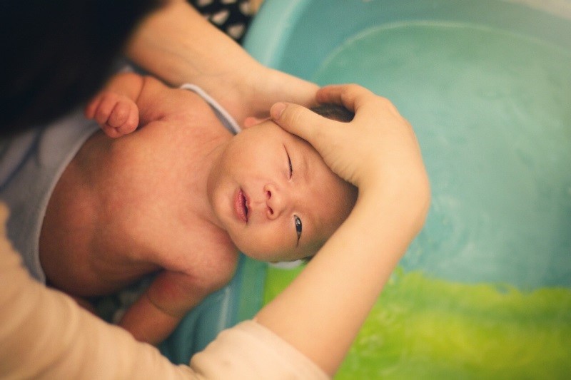 Tắm cho trẻ sơ sinh chưa rụng rốn: Tưởng khó mà dễ
